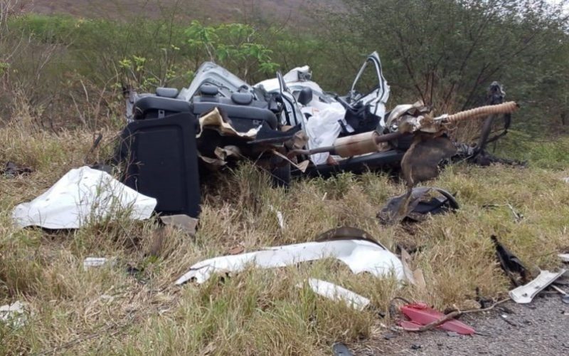 Duas mulheres morrem após colisão entre carro e caminhão na BR-116, entre Jequié e Manoel Vitorino