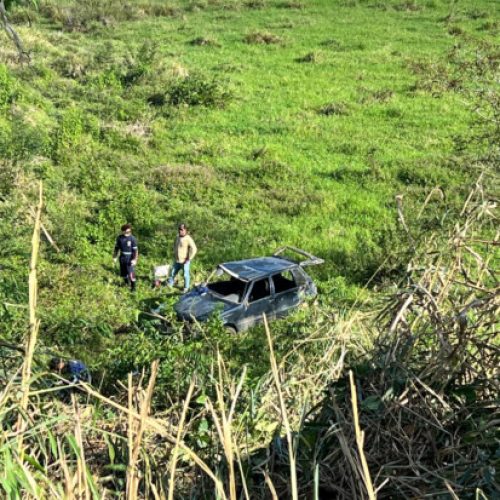 Carro de empresa de energia solar cai em ribanceira na Curva do Engenho, na BR-330, em Ipiaú