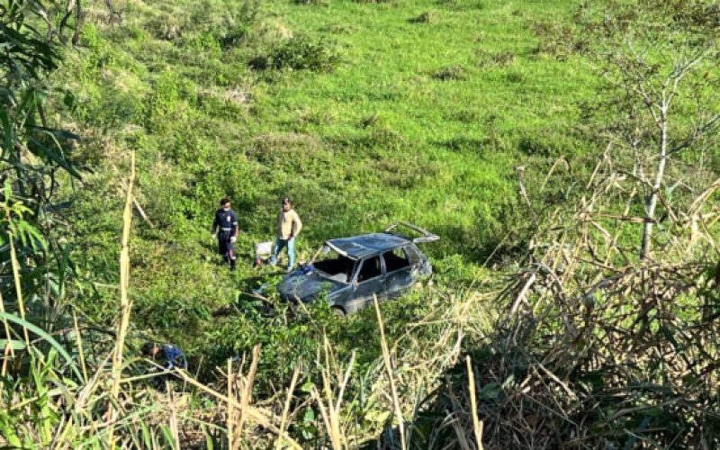 Carro de empresa de energia solar cai em ribanceira na Curva do Engenho, na BR-330, em Ipiaú