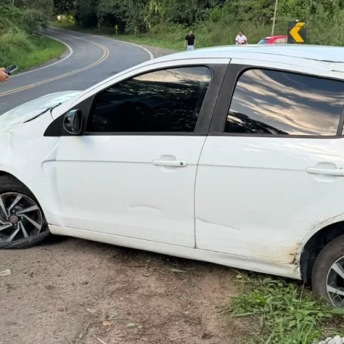 Motorista de Ubatã escapa da morte após carro rodopiar e sair da pista na BR-330