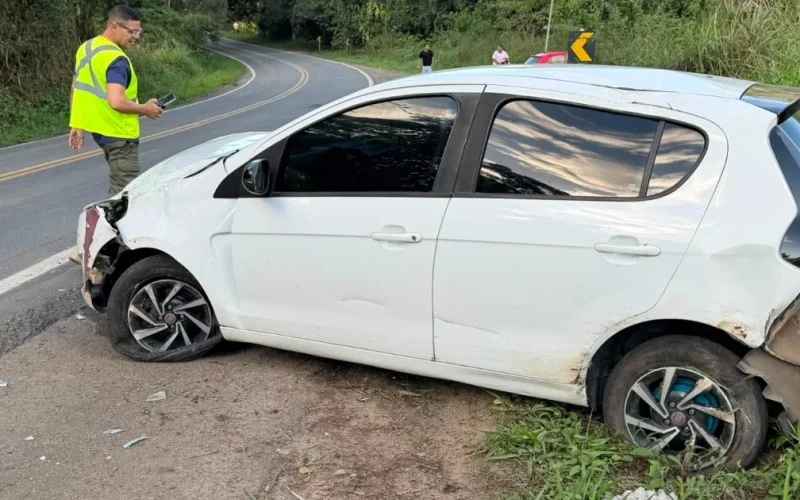 Motorista de Ubatã escapa da morte após carro rodopiar e sair da pista na BR-330