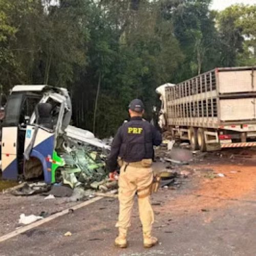 Ônibus e carreta batem de frente e acidente deixa 23 mortos em rodovia no Paraná