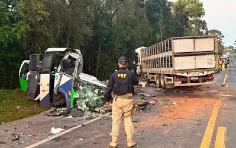 Ônibus e carreta batem de frente e acidente deixa 23 mortos em rodovia no Paraná