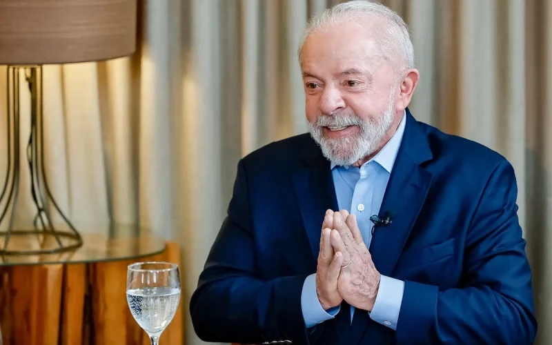 Em convenção do PT-BA, Lula pede votos para si e aliados. Lei proíbe