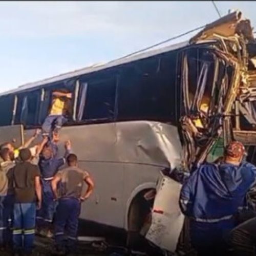 Batida entre ônibus e caminhão deixa 17 trabalhadores de empresa que presta serviço para BYD feridos; duas pessoas estão em estado grave