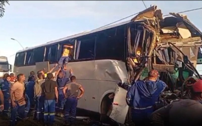 Batida entre ônibus e caminhão deixa 17 trabalhadores de empresa que presta serviço para BYD feridos; duas pessoas estão em estado grave