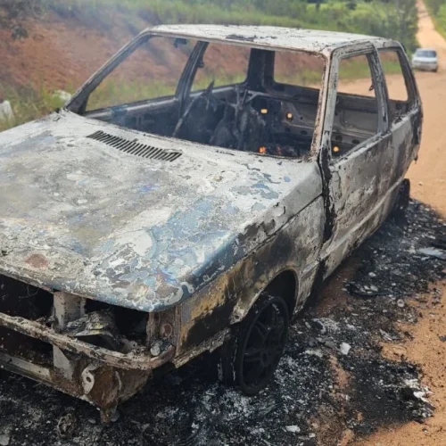 Fiat Uno pega fogo na zona rural de Ubatã e fica completamente destruído