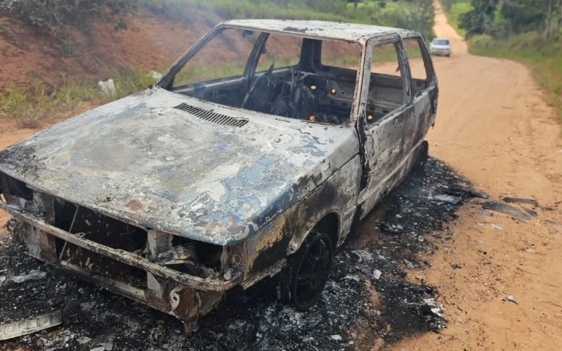 Fiat Uno pega fogo na zona rural de Ubatã e fica completamente destruído