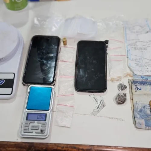 PM apreende drogas, munição e balanças de precisão durante ação em Ubatã
