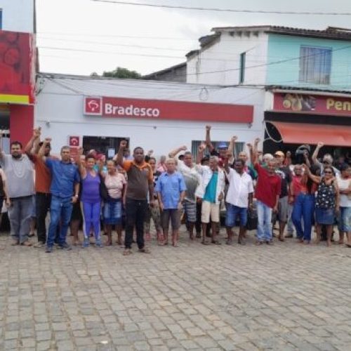 DÁRIO MEIRA: Moradores realizam protesto contra encerramento da agência do Bradesco