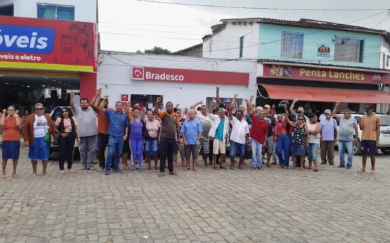 DÁRIO MEIRA: Moradores realizam protesto contra encerramento da agência do Bradesco