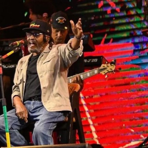 Edson Gomes passa mal após show em Salvador e é internado em UTI