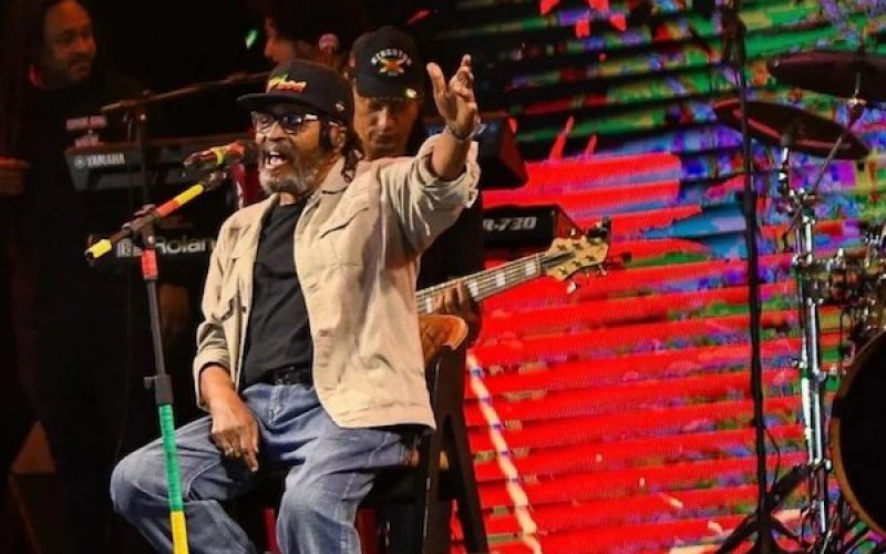 Edson Gomes passa mal após show em Salvador e é internado em UTI