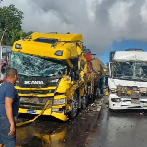 Acidente entre três caminhões causa interdição parcial da BR-324 em Simões Filho