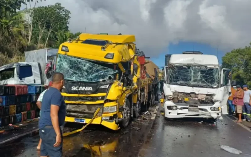 Acidente entre três caminhões causa interdição parcial da BR-324 em Simões Filho