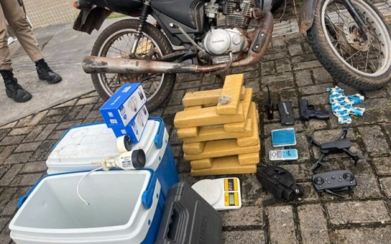 Polícias Militar e Civil apreendem 15 kg de maconha, carregador de fuzil e drones em Ituberá