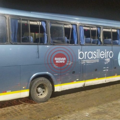 Homem furta ônibus em rodoviária na Bahia, bate veículo em poste e é preso após fuga por 30 km