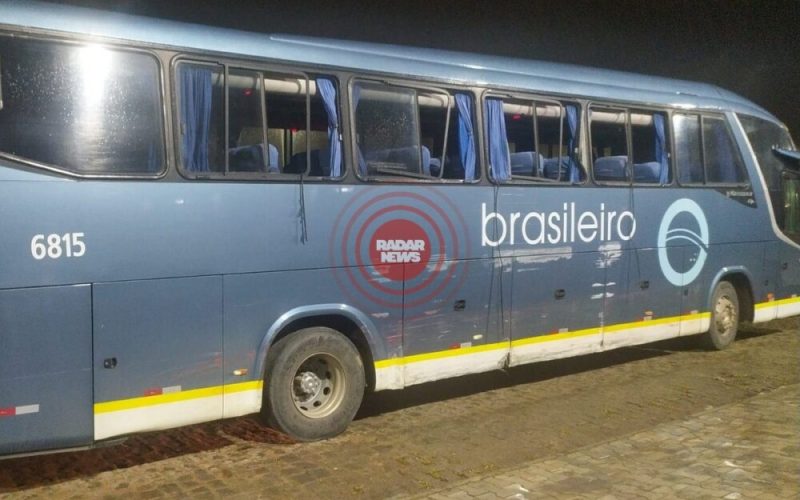 Homem furta ônibus em rodoviária na Bahia, bate veículo em poste e é preso após fuga por 30 km