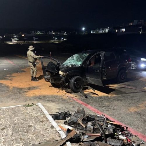 Casal fica ferido após carro colidir com carreta no Anel Viário de Jequié