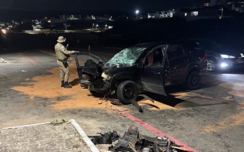 Casal fica ferido após carro colidir com carreta no Anel Viário de Jequié