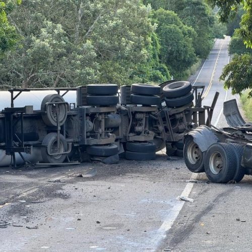 Carreta com carga de gás tomba na BR-330, mata ciclista e interdita rodovia em Ubatã
