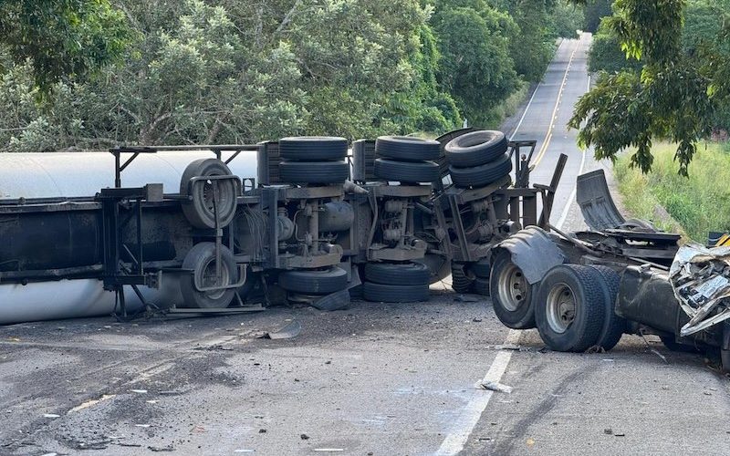 Carreta com carga de gás tomba na BR-330, mata ciclista e interdita rodovia em Ubatã