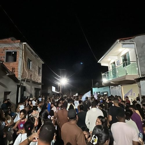 Vado Alexandrino reúne multidão em apoio a Leur Lomanto Júnior e Andreia Castro durante encontro em Ubatã