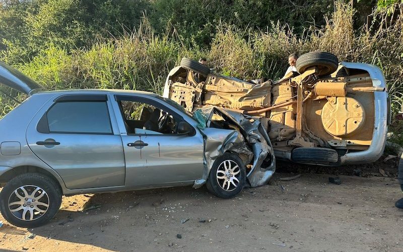 Colisão entre dois carros deixa feridos na BR-330, entre Ipiaú e Barra do Rocha