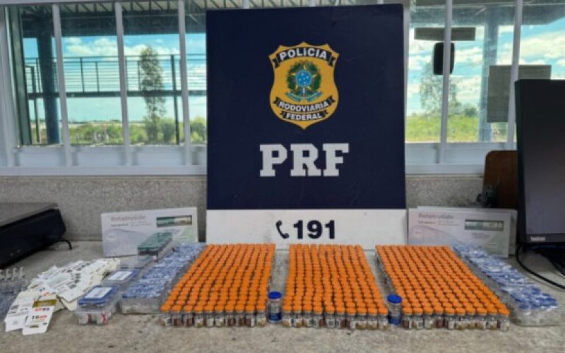 Polícia Rodoviária Federal apreende drogas e mais de 700 ampolas de remédio emagrecedor em ônibus na BR-116