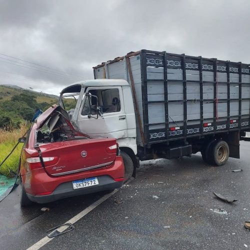 Mãe e filho morrem após carro bater contra caminhão na BA-262, no sul da Bahia