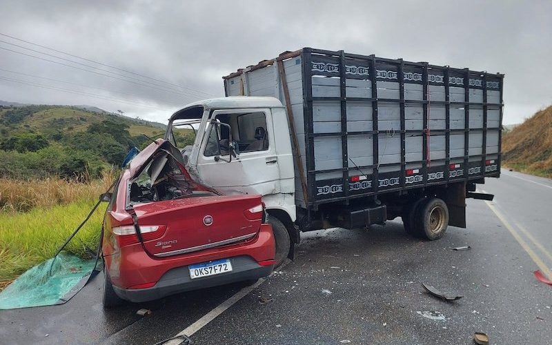 Mãe e filho morrem após carro bater contra caminhão na BA-262, no sul da Bahia