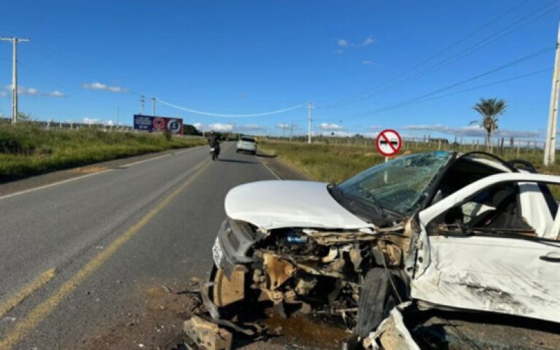 Caminhão e picape colidem em trecho da Rodovia BR-420, em Jaguaquara; usuários continuam a reclamar de declives na pista